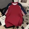 Camiseta de manga corta color block estilo deportivo americano para hombre, diseño de verano con tres rayas, top casual holgado de manga raglán