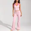 Nuevo conjunto de yoga de encaje con bloques de color para mujer, traje de entrenamiento de Pilates con sensación de piel nude, top de yoga fitness con cuello halter
