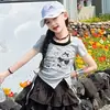 Conjunto de dos piezas simulado para niñas: Camiseta con abertura y falda de pastel, Nuevo estilo de verano 2026 para niñas mayores, Pantalones de falda de manga corta de talle alto con estampado 'Hot Girl'