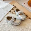 2026 Novo Modelo Sapatos de Princesa com Renda Pérola Prateada para Bebês Meninas, Sapatos de Couro Macios para Bebês Caminharem, Sapatos Mary Jane Infantis