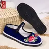 Solado de borracha sapatos de pano bordados Old Beijing costurados à mão tira de uma palavra feminino bordado retrô estilo étnico fundo plano atacado