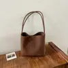 Bolsa balde texturizada vintage estilo coreano transfronteiriça, novo modelo outono 2026, bolsa de ombro e axila simples e de nicho para o dia a dia