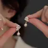 Aretes de Perla Color Champán con Diseño de Mariposa Estilo Francés para Mujer, Nuevos Pendientes Populares 2025 con Diseño Original Único