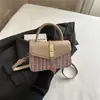 Bolso de mano pequeño cuadrado nuevo estilo otoño e invierno con colores contrastantes y diseño tejido, bolso de hombro con cierre vintage, bolso cruzado moderno y versátil