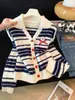Cardigã estilo coreano em cores doces color-block com gola de lapela, apresentando delicados acabamentos em renda e uma textura macia de tricô, perfeito para o outono e inverno.