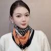 Novo Lenço Quadrado de Outono e Inverno com Fivela Magnética Lenço de Seda e Algodão Estampado para Mulheres Lenço Triangular Lenço da Moda Versátil
