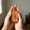 Bodhisattva Ajedrez Madera de Incienso Talla en Relieve Colgante Pixiu de una Cara Estilo Chino Adorno de Madera de Mano Colgante para el Cuello