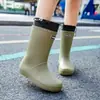 Botas de chuva da moda para pais e filhos, de cano médio, unissex para crianças e pré-adolescentes, impermeáveis e antiderrapantes, adequadas para atividades ao ar livre e caminhadas