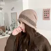 Gorro de Punto Fair Isle para Mujer Otoño Invierno Estilo Coreano Retro Cálido Protección para las Orejas Dobladillo Enrollado Gorro para el Frío Estilo Perezoso Versátil Gorro de Lana