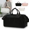 Elegante y casual bolsa de viaje con compartimentos separados para artículos húmedos y secos, adecuada para entrenamiento de natación, con un asa para facilitar su transporte y almacenamiento