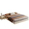 Cama matrimonial de color crema, diseño flotante, sin cabecero, con tira de iluminación LED debajo de la cama, unidad de almacenamiento de gran capacidad en el dormitorio principal y una estructura de cama cubierta de cuero.