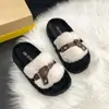 2026 Moda Diseño Femenino Suela Gruesa Nicho Ropa Exterior Ropa de Casa Una Fila Pantuflas Peludas Pantuflas de Algodón Nuevo Modelo Hebilla de Cuero