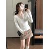 Top Base Ajustado de Encaje con Cuello en V Estilo Coreano 2026 Primavera Estilo Chica Picante Top a la Altura del Hombro con un Ambiente Moderno Camiseta de Manga Larga