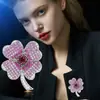 Moda de alta gama trébol de cuatro hojas de la suerte hebilla magnética flor corsage simple estilo accesorios para traje al por mayor