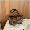 Bolsa tote casual de gran capacidad, nueva colección otoño/invierno 2025, estampado de leopardo retro y elegante, adecuada para ir al trabajo, bolso de hombro, y se puede llevar bajo el brazo