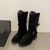 Botas de estilo retro para mujer que aumentan la altura, con tacón grueso, colección otoño 2026, diseño adelgazante, perfectas con vestidos, estilo coreano, suela suave y caña corta.
