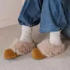 Zapatos peludos estilo retro para mujer, zapatos estilo Birkenstock para mujer, slip-on para exteriores de invierno 2026, forro polar, cálidos y cómodos, zapatillas de algodón de punta cerrada