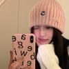 Gorro de Lana Cálido con Letra Tejida para Mujer 2024 Nuevo Otoño e Invierno Versátil Protección para las Orejas Contra el Frío y Pequeño Gorro Frío que Resalta el Rostro para Hombres y Mujeres