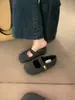 Zapatos retro Mary Jane grises con una sola tira, adecuados para otoño e invierno, con un diseño cálido forrado de felpa, y disponibles como mocasines para mujer