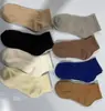 Coleção de primavera e outono: Meias curtas de cor sólida, modernas e versáteis, com um design estiloso, adequadas para mulheres, absorventes de suor e resistentes a odores, e projetadas para permanecer no lugar sem escorregar do calcanhar