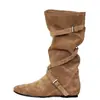 Botas de moda estilo retrô, novas botas femininas simples e estilosas com fivela de cinto e design plissado, botas versáteis de tecido de cano médio 2026