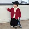 Conjunto de Três Peças de Uniforme de Beisebol para Meninos Primavera e Outono 2026 Novo Estilo de Primavera Jaqueta para Bebê Conjunto de Moletom Moderno e Estiloso para Crianças