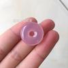 Venta al por mayor de fábrica calcedonia blanca hielo alta pequeña hebilla de la paz accesorios colgante ágata en polvo hebilla de la paz colgante de jade joyería