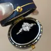 Anel Clássico Berlin de Quatro Garras Carta de Amor para Mulheres, Luxo Leve Oito Corações e Oito Flechas Cor D, Design de Nicho com um Toque de Alto Padrão, Estilo Xiaohongshu