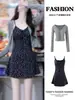 Conjunto de Vestido com Suspensório e Cardigã Cinza para Mulheres Verão Novo Estilo Manga Longa Fino Top Saia Curta Floral Coreana Conjunto de Duas Peças