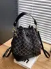 Bolso tipo cubo de retazos de colores de moda Otoño 2025 con estampado para mujer, Bolso tipo cubo cruzado con cordón, letras y correa ancha para el hombro, Bolso de exportación