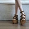 Sapatos Mary Jane de Couro com Fivela e Tachas Apontadas da Moda para Mulheres 2025 Novos Flats Versáteis Retrô com Aumento Interno de Altura