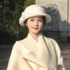 Elegante Boina de Lã Estilo Hepburn com Pérolas e Flores de Camélia para Mulheres, Temporada de Inverno, Faz o Rosto Parecer Menor