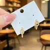 Aretes de lujo ligeros, chapados en oro real, con zirconia cúbica tipo nariz de cerdo y perla para mujer, con un diseño geométrico sutilmente adornado de estilo francés, perfectos para el uso diario