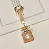 Colgante de llavero de oso con botella de perfume incrustada de diamantes de arcilla, decoración creativa linda de bolsa de fragancia pequeña con diamantes brillantes, llavero de coche