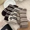 Meias de algodão para outono e inverno, meias listradas para mulheres, meias de cano médio, espessadas e forradas com fleece, listras verticais, estilo japonês, esportivas, meias longas confortáveis para o inverno
