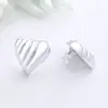 Pendientes versátiles de temperamento de alta gama estilo Hepburn de Instagram pendientes en forma de corazón pendientes de botón de corazón tridimensionales exquisitos a la moda simples