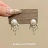 Brincos de Luxo Leve Estilo Francês com Strass Brilhantes e Pérolas em Franja, Apresentando um Visual Vintage Elegante e Sofisticado, Adequados para o Dia a Dia e Versáteis para Qualquer Roupa