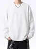 Moletom masculino preto de manga longa, estiloso, com gola redonda, nova coleção outono/inverno 2026, corte solto, casual, versátil e perfeito como camada base.