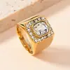 Europa y Estados Unidos anillo de acero inoxidable transfronterizo fundición cuadrado incrustado anillo de diamante de color moda lujo joyería de acero inoxidable venta al por mayor