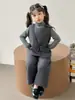 Conjunto de Camisetas para Niños Primavera 2025 Nuevo Elegante para Bebés y Niños Pequeños Moda Chaleco Pantalones Casuales Sueltos Conjunto de Tres Piezas Moderno