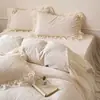 Juego de lujo de invierno estilo francés de cuatro piezas con delicado bordado, tela de terciopelo de leche, una funda nórdica de forro polar coral estilo princesa y una falda de cama cálida y engrosada
