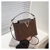 Bolsas Transfronterizas para Mujer 2025 Nuevos Bolsos de Mano Simples en Forma de V para Mujer Moda Ins Bolso Versátil para Mujer Bolso de Hombro Único Cruzado