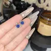 Brincos Mini Geométricos Versa Retro Luxo Leve Estilo Girly Banhados a Ouro 18K com Diamantes Coloridos Microincrustados Adequados para Uso Diário