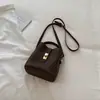 Bolsa de textura tecida nicho vintage descontraída 2026 Novo estilo outono bolsa transversal feminina bolsa de mão tipo balde fashion
