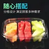 Caja rectangular de plástico transparente con tapa, compartimentada y sellada, para empaquetar ensalada de frutas.