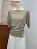 Camiseta corta de manga corta con hombros descubiertos estilo francés suéter de seda helada diseño nuevo de verano para mujer top corto con hombro asimétrico ajustado a la cintura