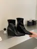 Botas femininas estilo europeu e americano de bico fino com franzidos, botas de moda de verão em couro macio, emagrecedoras e estilosas, botas de salto plataforma de cano médio, botas curtas de calçar