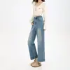Nova coleção outono e inverno: Calça elástica, de corte justo, perna reta com bordado exclusivo, desenhada para silhuetas petites, oferecendo um caimento casual, solto e ligeiramente largo, semelhante a jeans estilo vovó
