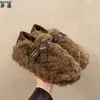 Nova coleção Outono/Inverno 2026: sapatos femininos de algodão com sola grossa, antiderrapantes, forrados com fleece, quentes, mocassins e sapatos forrados com pele de ovelha para mulheres e meninas
