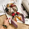 Bufanda de seda cuadrada de 70 pulgadas, estilo coreano de alta gama, moderna, combinable, profesional, de seda, pequeña, con estampado retro para mujer.
